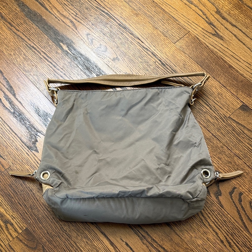 Sondra Roberts Women’s Gray Beige Shoulder Bag With Unique Side Panels - Picture 1 of 11